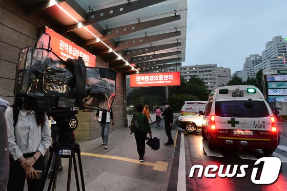 본문 이미지 - 대마초를 피운 혐의로 적발된 빅뱅 멤버 탑(최승현)이 6일 오후 자대 내에서 의식을 잃은 채로 발견돼 후송된 서울 양천구 이대목동병원 앞에 취재진이 대기하고 있다. 최 씨는 이날 오전 서울 양천구 4기동단 숙소에서 의식불명 상태로 발견됐다. 경찰 관계자는 "4기동단 직원에 의하면 자고있는 탑을 깨웠는데 일어나지 않아서 병원에 후송했다＂며 ＂평소에 먹던 신경안정제를 조금 과다복용한 상태인 것 같다＂고 밝혔다. 2017.6.6/뉴스1 ⓒ News1 민경석 기자