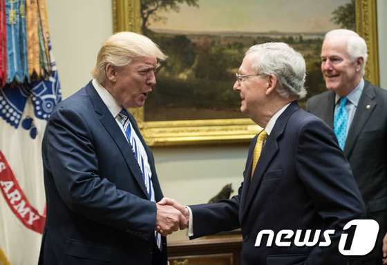 (워싱턴 AFP=뉴스1) 우동명 기자 = 도널드 트럼프 미국 대통령이 6일 (현지시간) 워싱턴 백악관에서 공화당 의회 지도부와 모임에서 미치 맥코넬 공화당 상원 원내대표와 악수를 …