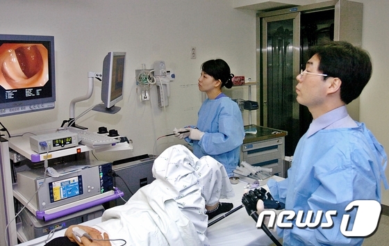 대장내시경 시술 중인 세브란스병원 의료진.© News1