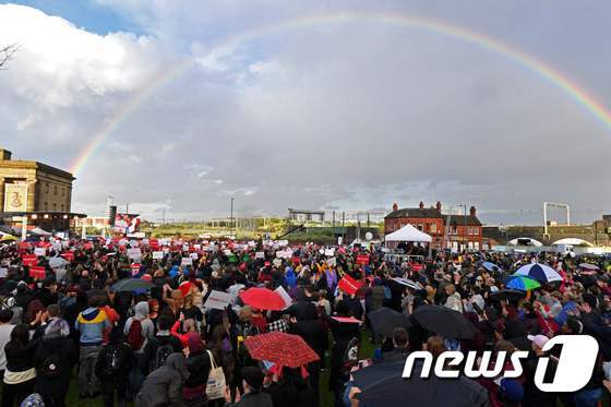본문 이미지 - 코빈 대표의 유세 말미 하늘에 무지개가 떠오른 모습. ⓒ AFP=뉴스1