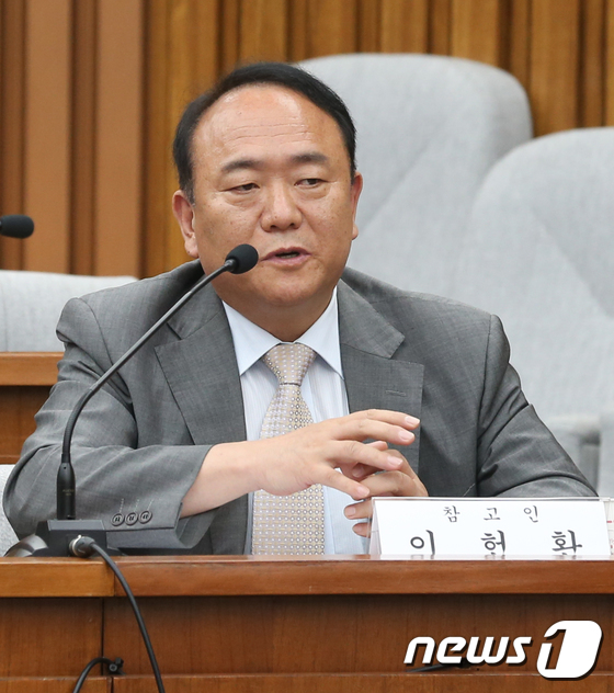 (서울=뉴스1) 허경 기자 = 이헌환 아주대학교 법학전문대학원 교수가 8일 서울 여의도 국회에서 열린 김이수 헌법재판소장 후보자 인사청문회에서 참고인으로 출석해 의원들의 질의에 답 …