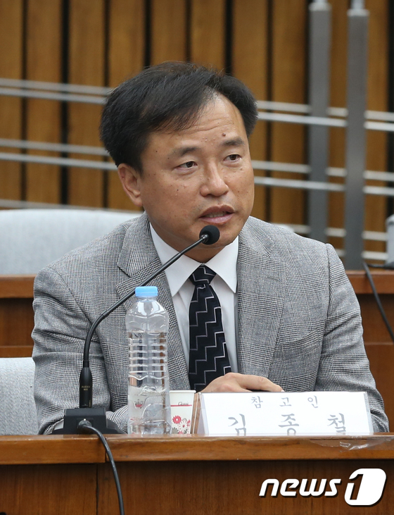 (서울=뉴스1) 허경 기자 = 김종철 연세대학교 법학전문대학원 교수가 8일 서울 여의도 국회에서 열린 김이수 헌법재판소장 후보자 인사청문회에서 참고인으로 출석해 의원들의 질의에 답 …