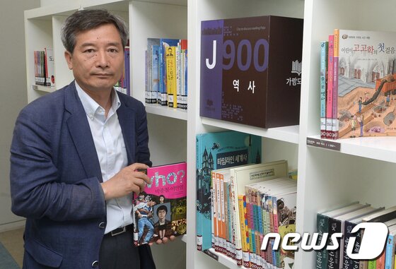 본문 이미지 - 이종창 파주 가람도서관 관장이 8일 경기 파주시 가람도서관에서 뉴스1과 인터뷰를 하고 있다. 이 관장은 1987년 6월 항쟁 때 최루탄을 맞고 쓰러진 고(故) 이한열 열사를 부축했던 인물이다. 2017.6.8/뉴스1 ⓒ News1 황기선 기자