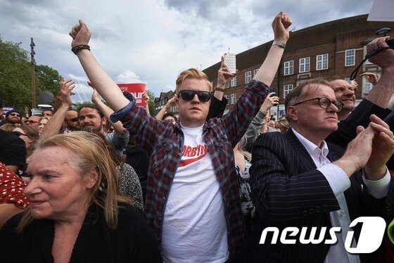 본문 이미지 - 젊은 노동당 지지자. ⓒ AFP=뉴스1