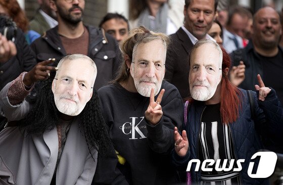 본문 이미지 - 코빈 노동당 당수의 가면을 쓴 청년들. ⓒ AFP=뉴스1