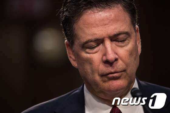 본문 이미지 - 제임스 코미 전 미국 FBI 국장이 2017년 7월 8일 &#40;현지시간&#41; 워싱턴 상원 정보위원회 청문회에 출석해 도널드 트럼프 대통령의 &#39;러시아 스캔들&#39; 수사중단 압력 등에 대한 증언을 하고 있다. 코미 전 국장은 이날 트럼프 대통령이 자신에게 &#39;러시아 스캔들&#39; 관련 수사를 사실상 중단하라며 충성을 강요했다고 증언했다. ⓒ AFP=뉴스1 ⓒ News1 우동명 기자