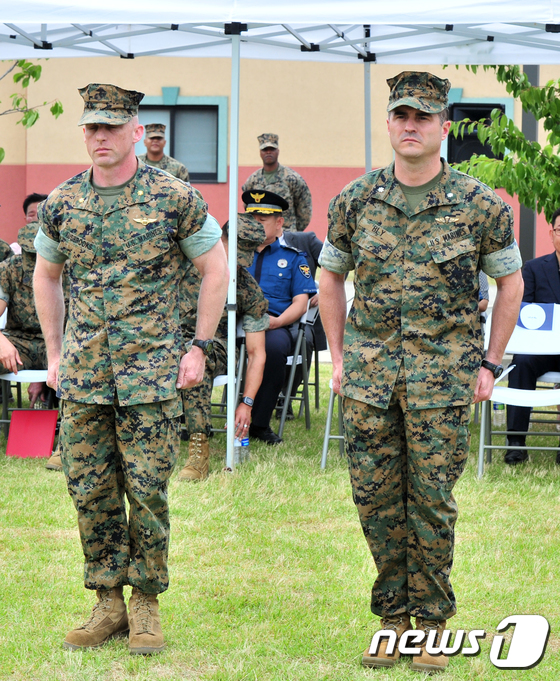 (포항=뉴스1) 최창호 기자 = 국내 유일의 미 해병대 기지인 캠프 무적 부대장에 호러스 J블라이 중령(오른쪽)이 취임했다.호러스 중령은 1년 동안 부대를 이끌게 된다.한반도에 주 …