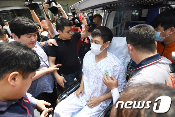 (서울=뉴스1) 권현진 기자 = 빅뱅의 멤버 탑(본명 최승현·30)이 9일 오후 서울 양천구 목동 이대목동병원에서 전원조치돼 구급차로 이동하고 있다.대마초 혐의를 받고 있는 탑은 …