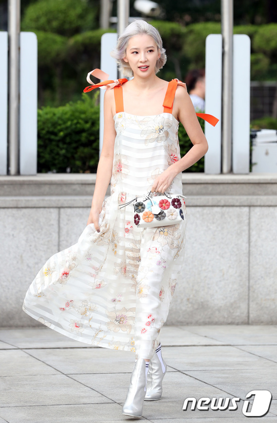 (서울=뉴스1) 권현진 기자 = 모델 아이린이 9일 오후 서울 압구정 갤러리아에서 열린 한 명품 브랜드 포토행사에 참석하고 있다.