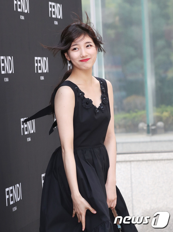 (서울=뉴스1) 권현진 기자 = 배우 수지가 9일 오후 서울 압구정 갤러리아에서 열린 한 명품 브랜드 포토행사에 참석해 포즈를 취하는 도중 바람에 옷과 머리가 날리고 있다.