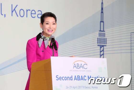본문 이미지 - 서울 영등포구 전경련회관 컨퍼런스센터에서 열린 APEC 정상들의 공식 자문기구인 'APEC기업인자문회의' 개막 총회에서 김성주 성주그룹 회장이 인사말을 하고 있다. ⓒ News1 2017.4.27/뉴스1