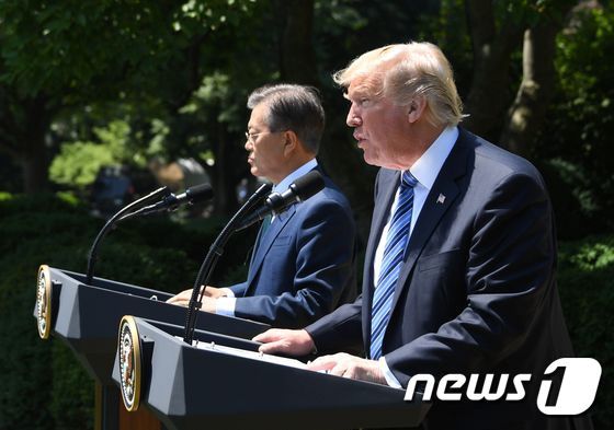 본문 이미지 - 2017년 6월 30일(현지시간) 당시 문재인 대통령과 도널드 트럼프 미국 대통령이 워싱턴 백악관에서 정상회담을 마친 뒤 공동 기자회견을 하고 있다. ⓒ AFP=뉴스1 ⓒ News1 우동명 기자