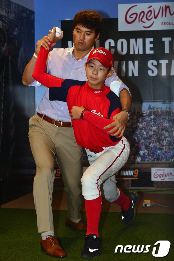 본문 이미지 - '그레뱅 스타탐구전, 박찬호' 전시 개최를 맞아 10일 오전 서울 중구 그레뱅뮤지엄에서 박찬호가 유소년 야구 꿈나무 투구폼을 코칭하고 있다. 2017.7.10/뉴스1 ⓒ News1 유승관 기자