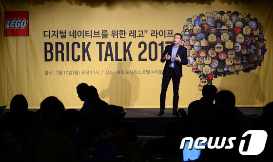 (서울=뉴스1) 이광호 기자 = 마이클 에베센 레고코리아 대표가 10일 오전 서울 광화문 포시즌스호텔에서 열린 '브릭토크 2017:디지털 네이티브 세대를 위한 레고 라이프' 컨퍼런 …