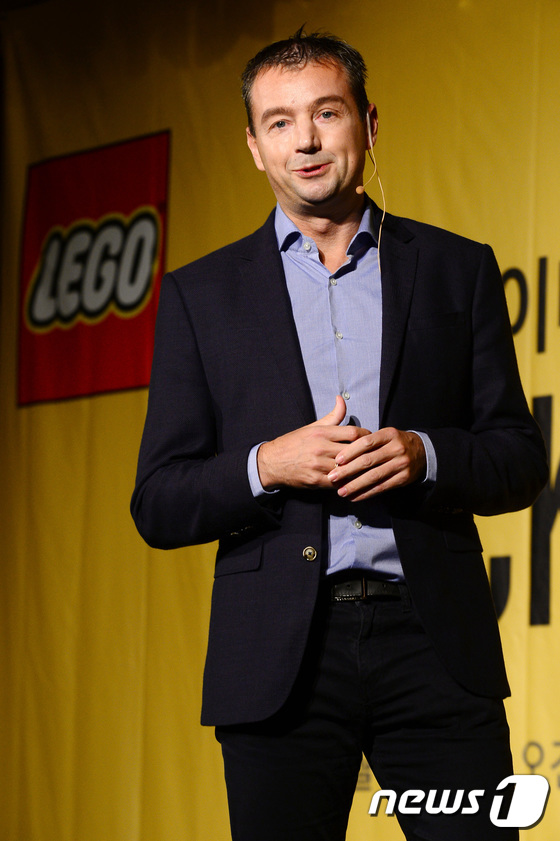 (서울=뉴스1) 이광호 기자 = 마이클 에베센 레고코리아 대표가 10일 오전 서울 광화문 포시즌스호텔에서 열린 '브릭토크 2017:디지털 네이티브 세대를 위한 레고 라이프' 컨퍼런 …