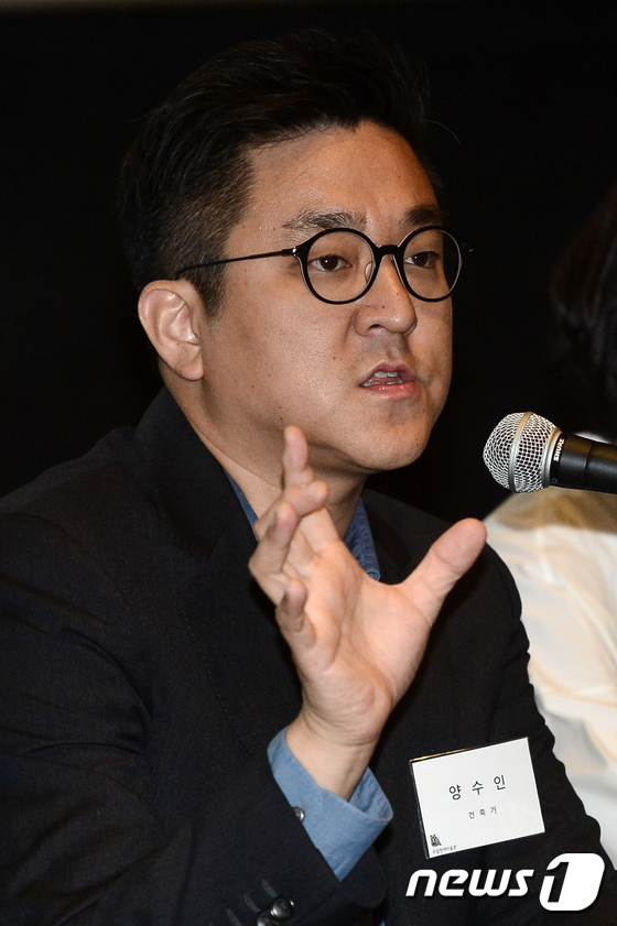 (서울=뉴스1) 민경석 기자 = '젊은 건축가 프로그램 2017'에서 최종 우승 건축가로 선정된 양수인 작가가 10일 서울 종로구 국립현대미술관 서울관에서 기자회견을 열고 있다.양 …