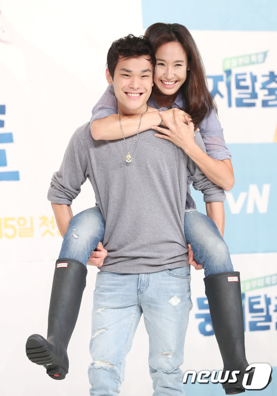 (서울=뉴스1) 권현진 기자 = 강주은, 최유성 모자가 10일 오후 서울 영등포 타임스퀘어에서 열린 tvN ‘둥지탈출’ 제작발표회에 참석해 포즈를 취하고 있다. 2017.7.10. …