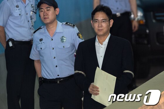 본문 이미지 - 이재용 삼성전자 부회장이 10일 오후 서울중앙지법에서 열린 박근혜 전 대통령의 재판에 증인으로 출석하고 있다.. 2017.7.10/뉴스1 ⓒ News1 성동훈 기자
