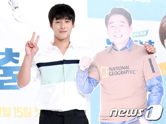 (서울=뉴스1) 권현진 기자 = 기동민 국회의원의 아들 기대명이 10일 오후 서울 영등포 타임스퀘어에서 열린 tvN ‘둥지탈출’ 제작발표회에 참석해 포즈를 취하고 있다. 2017. …