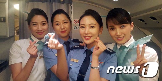 (서울=뉴스1) 이광호 기자 = 청와대가 10일 페이스북에 방독(訪獨)기간 미공개 B컷사진을 공개했다. 사진은 대통령 전용기인 대한민국 공군 1호기에서 공군 요원들과 대한항공 승무 …