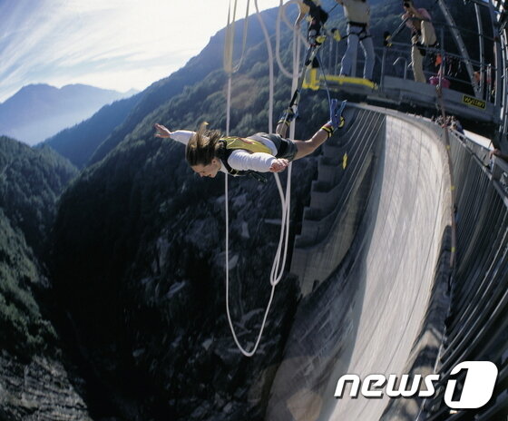본문 이미지 - 번지점프. 스위스관광청 제공.ⓒ News1
