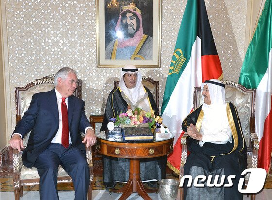 본문 이미지 - 10일(현지시간) 쿠웨이트를 찾은 렉스 틸러슨 미국 국무장관(맨 왼쪽). ⓒ AFP=뉴스1