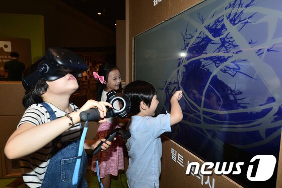본문 이미지 - 11일 오전 서울 용산구 국립중앙박물관 어린이박물관에서 열린 '구글과 함께하는 반짝박물관' 전시에서 VR 기기를 착용한 어린이가 틸트 브러시를 이용해 가상현실 속에 그림을 그리고 있다. '구글과 함께하는 반짝박물관'은 아시아태평양 지역 최초로 선보이는 오프라인 체험공간으로, 인공지능 기술(AI), 가상현실(VR) 360도 영상 등을 활용해 우리나라를 비롯한 세계 문화유산과 예술 작품들을 생생하게 체험할 수 있다. 2017.7.11/뉴스1 ⓒ News1 민경석 기자