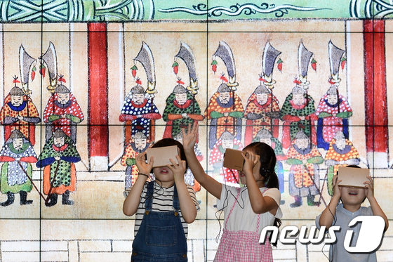 (서울=뉴스1) 민경석 기자 = 11일 오전 서울 용산구 국립중앙박물관 어린이박물관에서 열린 '구글과 함께하는 반짝박물관' 전시에서 카드보드 가상현실 기기를 착용한 어린이들이 36 …
