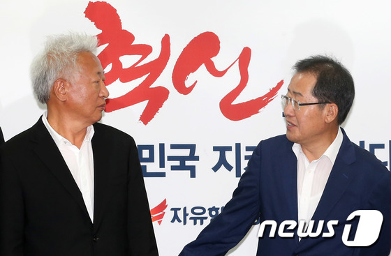 홍준표 자유한국당 대표(오른쪽)와 류석춘 혁신위원장. 2017.7.11/뉴스1 © News1 박정호 기자