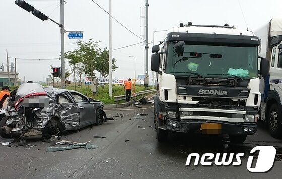 군산서 출근길 3중 추돌사고…2명 부상 - 뉴스1 군산서 출근길 3중 추돌사고…2명 부상 - 뉴스1