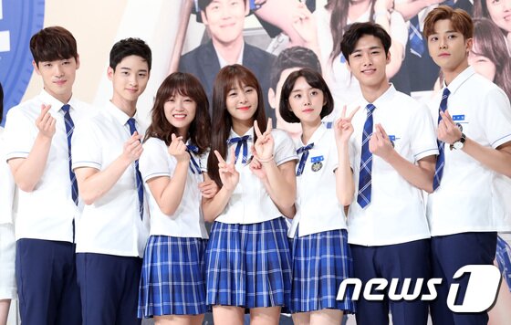 본문 이미지 - 11일 오후 서울 영등포 타임스퀘어에서 열린 KBS 2TV 새 월화드라마 ‘학교 2017&prime; 제작발표회에 참석한 김정현 장동윤, 김세정, 설인아, 박세완, 서지훈, 로운(왼쪽부터)이 포즈를 취하고 있다. 2017.7.11/뉴스1 ⓒ News1 권현진 기자