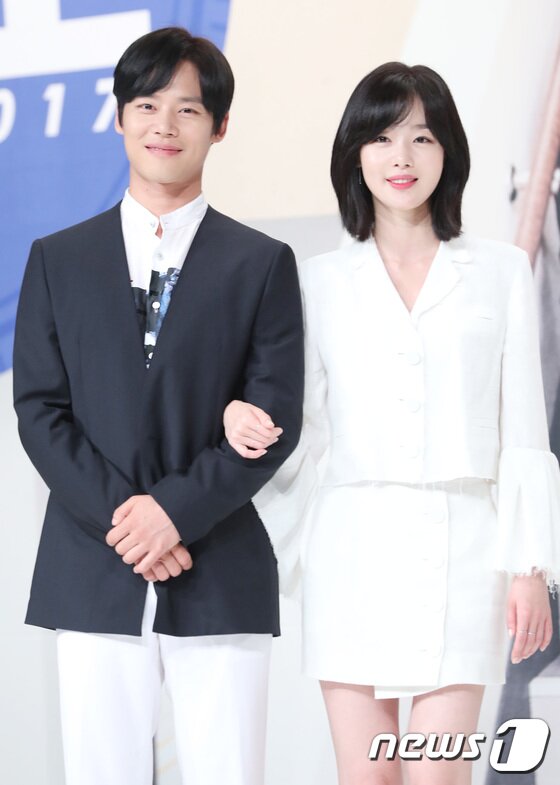본문 이미지 - 배우 한주완, 한선화(오른쪽)가 11일 오후 서울 영등포 타임스퀘어에서 열린 KBS 2TV 새 월화드라마 ‘학교 2017&prime; 제작발표회에 참석해 포즈를 취하고 있다. 2017.7.11/뉴스1 ⓒ News1 권현진 기자