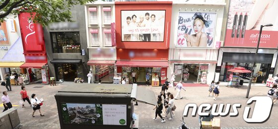 본문 이미지 - 서울 명동거리의 상점들이 에어컨을 튼 채 문을 열고 영업을 하고 있다. ⓒ News1 신웅수 기자