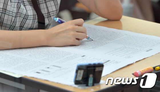 대전 괴정고 3학년 학생들이 지난 7월 교내에서 7월 전국연합학력평가  1교시 국어영역 시험을 보고 있다. <br />/뉴스1 © News1 주기철 기자