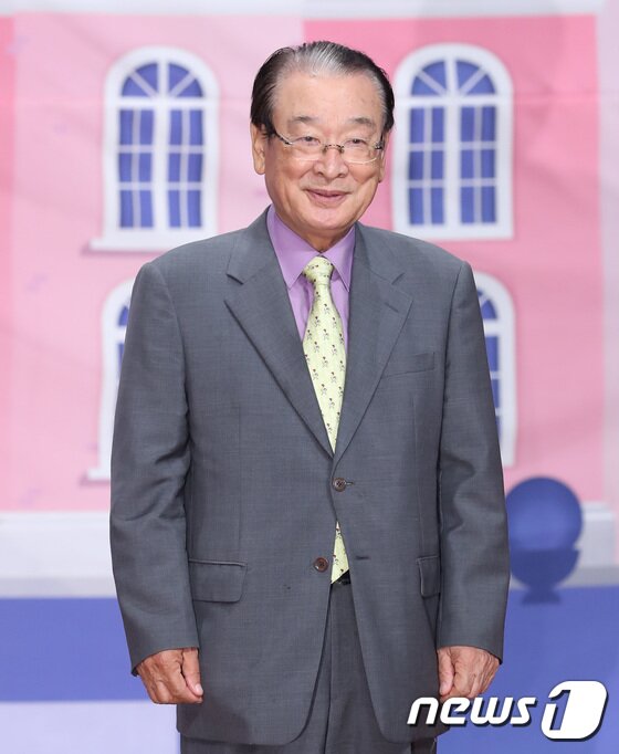 본문 이미지 - 배우 이순재가 12일 오전 서울 여의도 63컨벤션센터에서 열린 Mnet 걸그룹 인재 육성 리얼리티 ‘아이돌학교’ 제작발표회에 참석해 포즈를 취하고 있다. 2017.7.12/뉴스1 ⓒ News1 권현진 기자