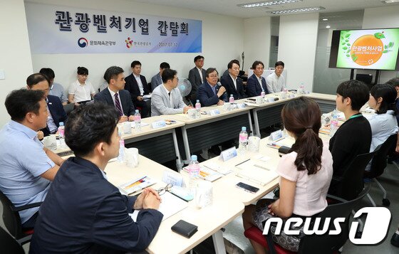 본문 이미지 - 도종환 문화체육관광부 장관이 서울 종로구 한국관광공사 서울센터 7층 관광벤처보육센터 대회의실에서 관광벤처기업 대표들과 간담회를 갖고 인사말을 하고 있다. 문화체육관광부 제공