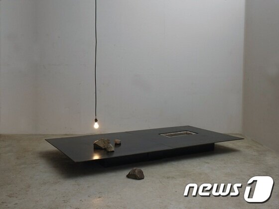 본문 이미지 - 제시 The presentation, 2005, 철, 돌, 전기설치 ⓒ News1