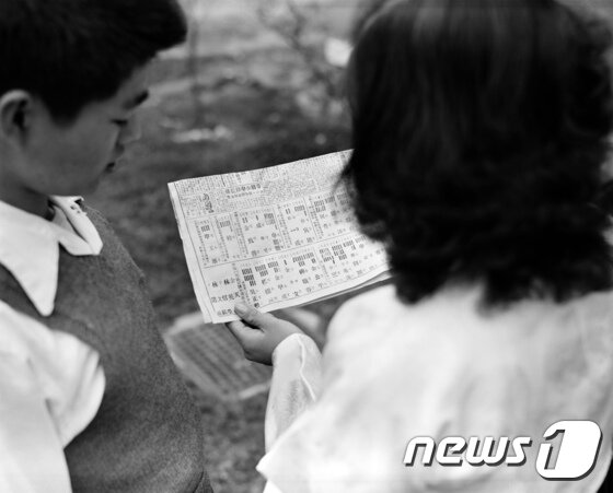 본문 이미지 - 행정자치부 국가기록원이 13일 &#39;제1회 지방선거 후보자 명단을 보고 있는 사람들&#40;1952년&#41;&#39; 사진을 공개했다. 국가기록원은 지방자치법 공포를 계기로 ‘이달의 기록’ 주제를 &#39;지방자치의 발자취, 기록으로 보다&#39;로 정하고 관련 기록물을 오는 14일부터 누리집에 공개한다. &#40;행정자치부 제공&#41; 2017.7.13/뉴스1