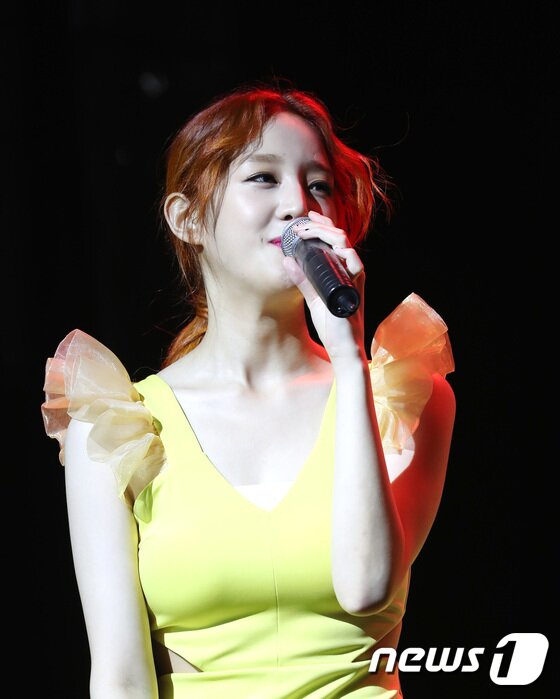 본문 이미지 - 가수 박보람이 13일 오후 서울 마포구 홍대 무브홀에서 열린 두번째 미니 앨범 발매 기념 &#39;보람찬 감상회&#39;에 참석해 인사말을 하고 있다. 2017.7.13/뉴스1 ⓒ News1 권현진 기자