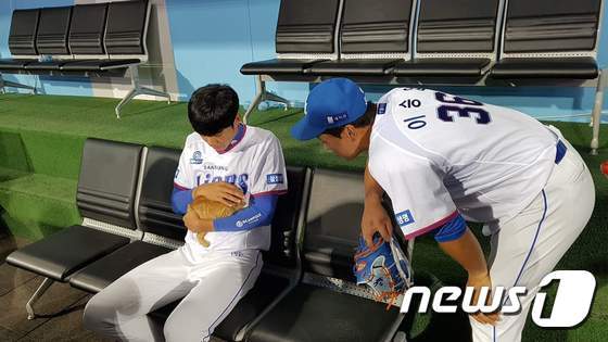 본문 이미지 - '냥줍'한 아기 고양이를 안고 있는 최충연과 이를 바라보는 이승엽. (삼성 라이온즈 제공) ⓒ News1