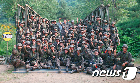 (양구=뉴스1) 고재교 기자 = 양구대교 일대에서 성공적으로 장간조립교 구축 임무를 완수한 3공병여단 장병들이 지난 13일 김영진 3공병여단장과 함께 파이팅을 외치며 임무수행에 대 …