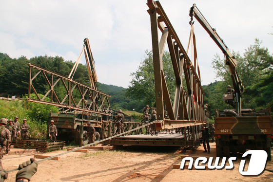 (양구=뉴스1) 고재교 기자 = 육군 3공병여단 도하중대원들이 양구대교 일대에서 교량이 파괴된 상황을 가정해 대안으로 장간조립교를 구축하고 있다. 3공병여단에 따르면 12~14일 …