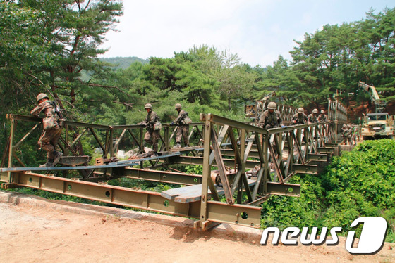 (양구=뉴스1) 고재교 기자 = 육군 3공병여단 도하중대원들이 양구대교 일대에서 교량이 파괴된 상황을 가정해 대안으로 장간조립교를 구축하고 있다. 3공병여단에 따르면 12~14일 …