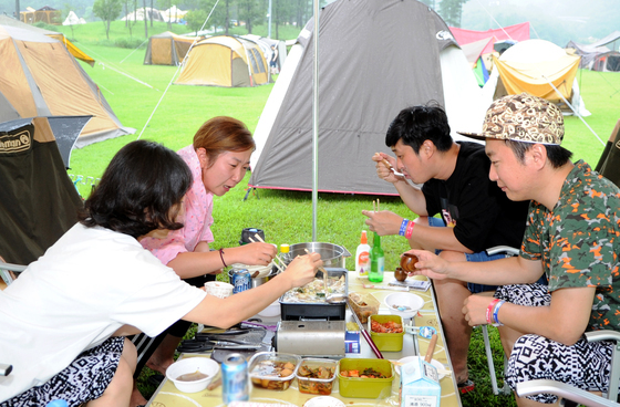 개천절 이어 또 사흘 연휴…강원 캠핑장·펜션 "빈방 없어요"