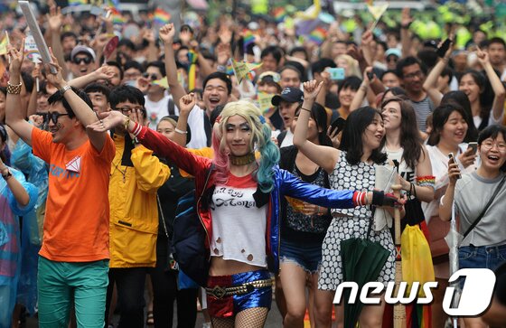 본문 이미지 - '성 소수자들의 행진' 제 18회 퀴어문화축제 참가자들이 15일 서울광장을 출발해 도심을 한바퀴 도는 퀴어 퍼레이드를 하고 있다. 성 소수자들의 권익 보호를 위해 지난 2000년 시작된 퀴어문화축제는 '나중은 없다, 지금 우리가 바꾼다'라는 슬로건 아래 진행됐다. 2017.7.15/뉴스1 ⓒ News1 오대일 기자