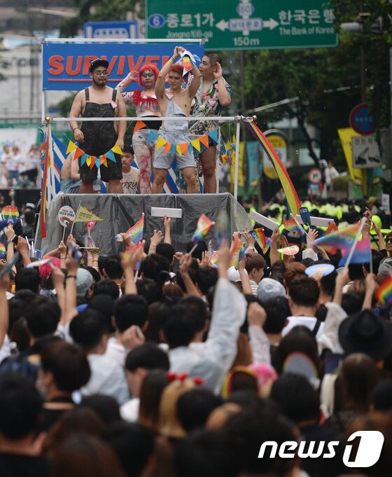본문 이미지 - '성 소수자들의 행진' 제 18회 퀴어문화축제 참가자들이 15일 서울광장을 출발해 도심을 한바퀴 도는 퀴어 퍼레이드를 하고 있다. 성 소수자들의 권익 보호를 위해 지난 2000년 시작된 퀴어문화축제는 '나중은 없다, 지금 우리가 바꾼다'라는 슬로건 아래 진행됐다. 2017.7.15/뉴스1 ⓒ News1 오대일 기자
