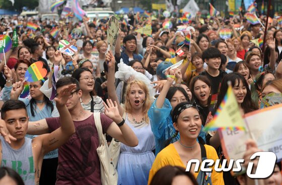 본문 이미지 - '성 소수자들의 행진' 제 18회 퀴어문화축제 참가자들이 15일 서울광장을 출발해 도심을 한바퀴 도는 퀴어 퍼레이드를 하고 있다. 성 소수자들의 권익 보호를 위해 지난 2000년 시작된 퀴어문화축제는 '나중은 없다, 지금 우리가 바꾼다'라는 슬로건 아래 진행됐다. 2017.7.15/뉴스1 ⓒ News1 오대일 기자