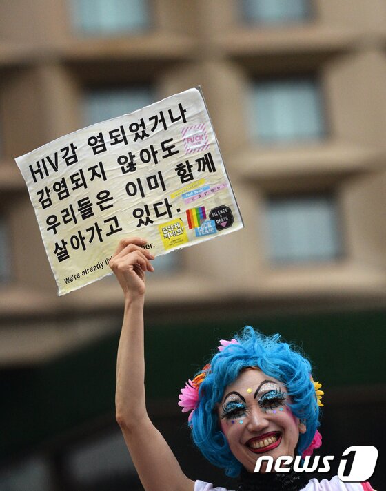 본문 이미지 - '성 소수자들의 행진' 제 18회 퀴어문화축제 참가자들이 15일 서울광장을 출발해 도심을 한바퀴 도는 퀴어 퍼레이드를 하고 있다. 성 소수자들의 권익 보호를 위해 지난 2000년 시작된 퀴어문화축제는 '나중은 없다, 지금 우리가 바꾼다'라는 슬로건 아래 진행됐다. 2017.7.15/뉴스1 ⓒ News1 오대일 기자