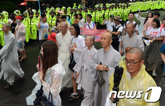 본문 이미지 - '성 소수자들의 행진' 제 18회 퀴어문화축제 대한불교조계종 사회노동위원회 소속 스님들이 15일 서울광장을 출발해 도심을 한바퀴 도는 퀴어 퍼레이드를 하고 있다. 성 소수자들의 권익 보호를 위해 지난 2000년 시작된 퀴어문화축제는 '나중은 없다, 지금 우리가 바꾼다'라는 슬로건 아래 진행됐다. 2017.7.15/뉴스1 ⓒ News1 오대일 기자