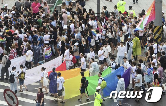 본문 이미지 - 성 소수자들의 행진' 제 18회 퀴어문화축제 참가자들이 15일 서울광장을 출발해 도심을 한바퀴 도는 퀴어 퍼레이드를 하고 있다. 성 소수자들의 권익 보호를 위해 지난 2000년 시작된 퀴어문화축제는 '나중은 없다, 지금 우리가 바꾼다'라는 슬로건 아래 진행됐다. 2017.7.15/뉴스1 ⓒ News1 신웅수 기자